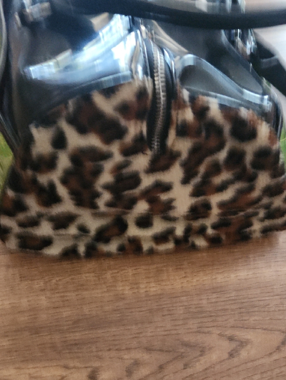 Lux de Ville Black Patent Shoulder Bag with Green Quilted Base - Picture 5 of 11